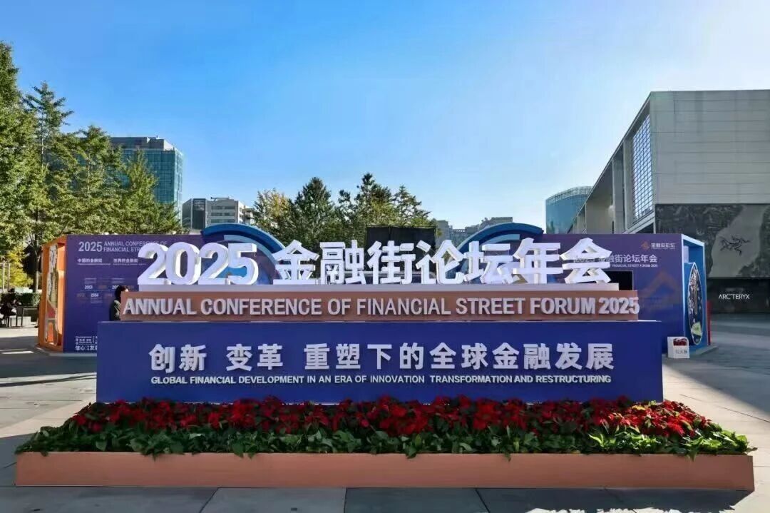 2025年，，，，，，，，新能源车险保费预计突破2000亿元，，，，，，，，增速超30%